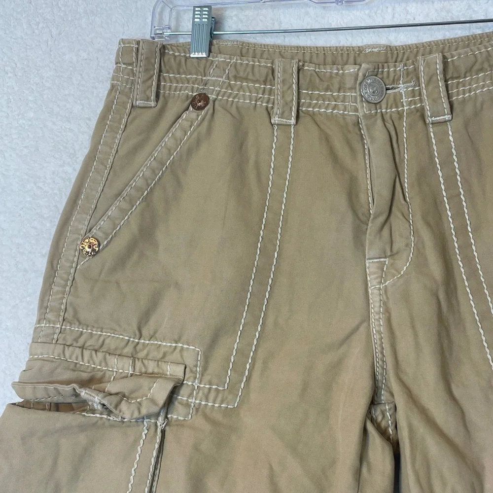 True Religion Mens Tan Cargo Shorts Big T Stitch Raw Hem Size 33 MEG841EH